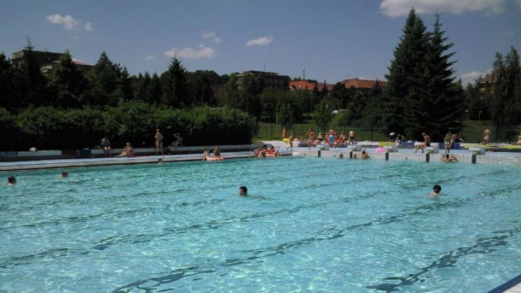 Aquapark bude o prázdninách pro veřejnost otevřen bez omezení. Rozšíření provozní doby se dočká i venkovní bazén.