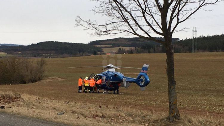 Opilá cyklistka havarovala, s těžkým zraněním jí transportoval vrtulník do nemocnice.