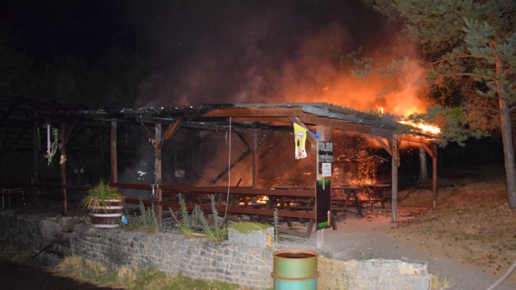 Druhý stupeň poplachu byl vyhlášen při nočním požáru restaurace na Příbramsku