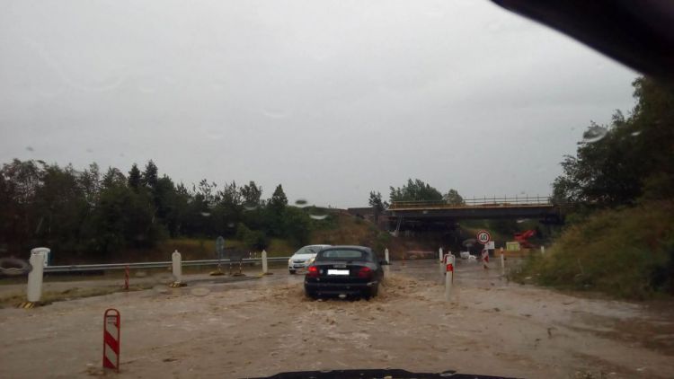 FOTO DNE: Déšť změnil sjezd na dálnici v rybník