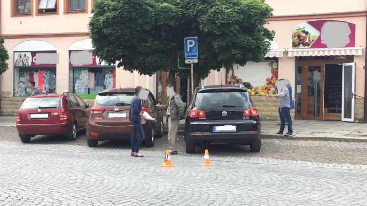 Při couvání na Mírovém náměstí v Dobříši do sebe narazila dvě osobní auta