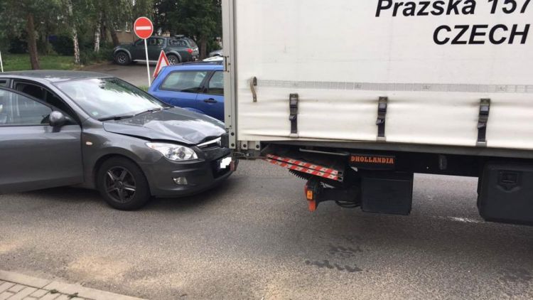 Osobní auto se střetlo s nákladním vozem v Dobříši