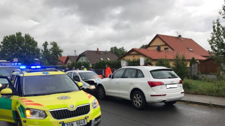AKTUÁLNĚ: Čelní srážka dvou aut uzavřela Zdabořskou ulici
