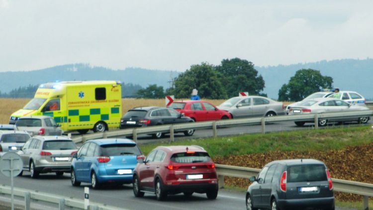 Nehoda dvou aut u Dubence komplikuje dopravu