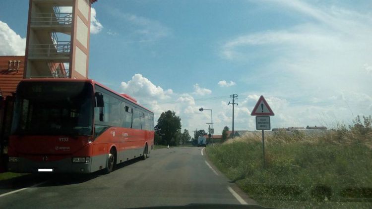 Na kraji Sedlčan se střetl autobus s dodávkou