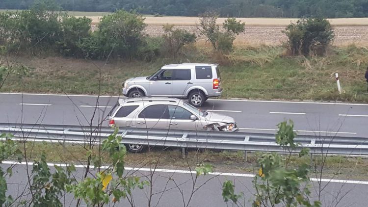Právě teď: Na dálnici D4 havarovalo auto do svodidel