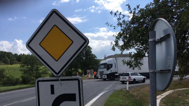Právě teď: U Dubence zastavila dopravu nehoda osobního vozu s nákladním