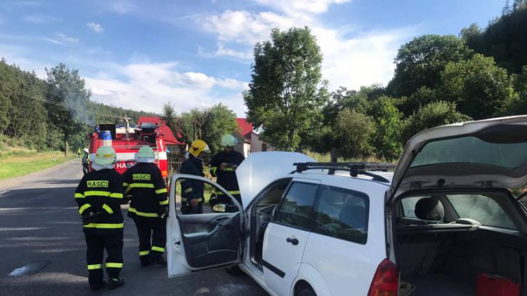 Požár osobního automobilu v Čenkově zaměstnal hasiče