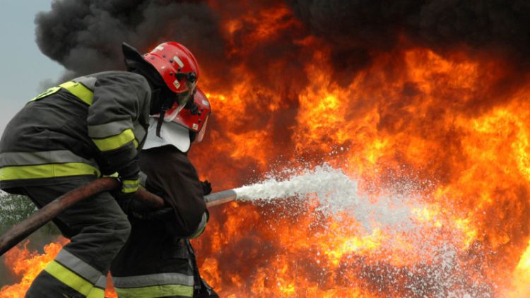 Právě teď: Deset jednotek hasičů bojuje s požárem ve Volenicích