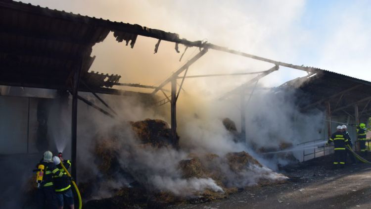 Obrazem:  Při požáru haly ve Volenicích byl vyhlášen druhý stupeň poplachu
