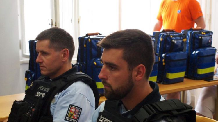 Středočeský kraj vybavil prvosledové hlídky středočeské policie batohy s defibrilátory