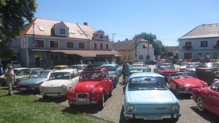 Náměstí v Petrovicích o víkendu zaplnily historické vozy a motorky