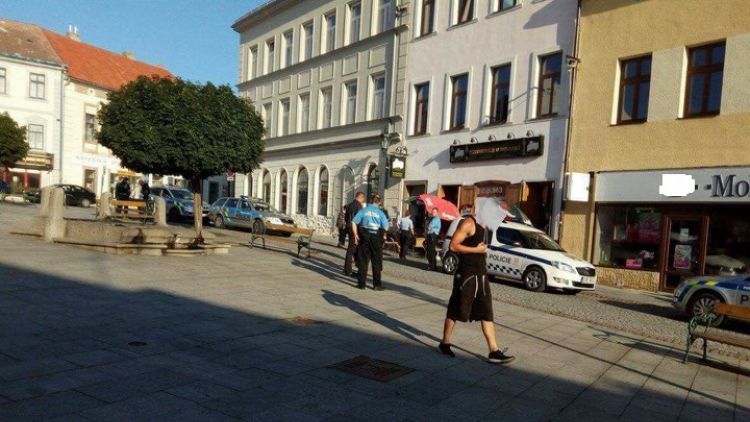 V Pražské vyhrožoval muž druhému zastřelením, údajně kvůli manželce