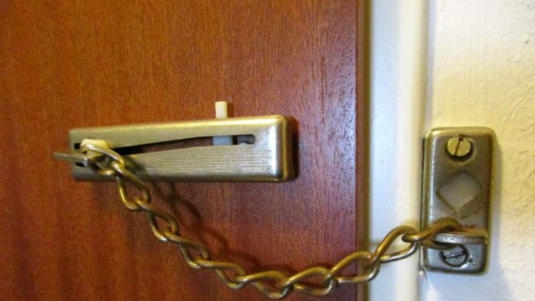 Podvodníci zkoušejí nový trik s bezpečnostními dveřmi