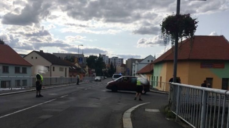V Sedlčanech se srazil motorkář s autem
