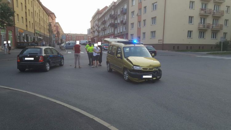 Právě teď: Nehoda dvou vozů částečně blokuje průjezd křižovatkou ulic Edvarda Beneše a třídy Osvobození