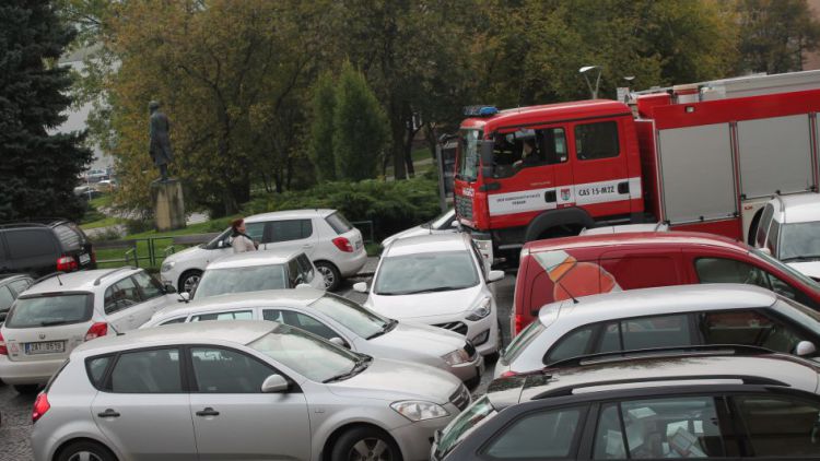 Parkovací chaos představuje možné ohrožení návštěvníků akcí i obyvatele okolních domů