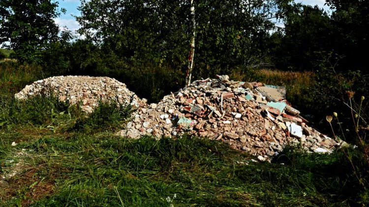 Hledá se pachatel, který vyvezl stavební odpad do CHKO Brdy