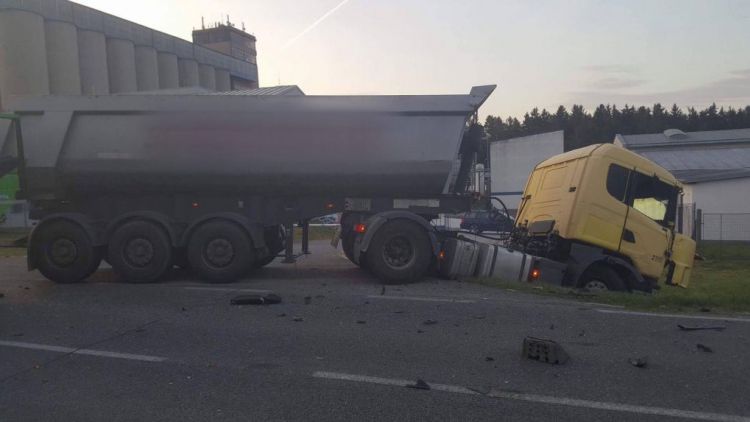Nehoda dvou nákladních vozů uzavřela silnici u Milína