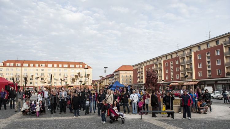 Rekord padl: Na náměstí se sešlo v jednu chvíli 121 košťat