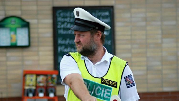 Opilá motorkářka se zákazem řízení byla zastavena policisty u Sedlčan