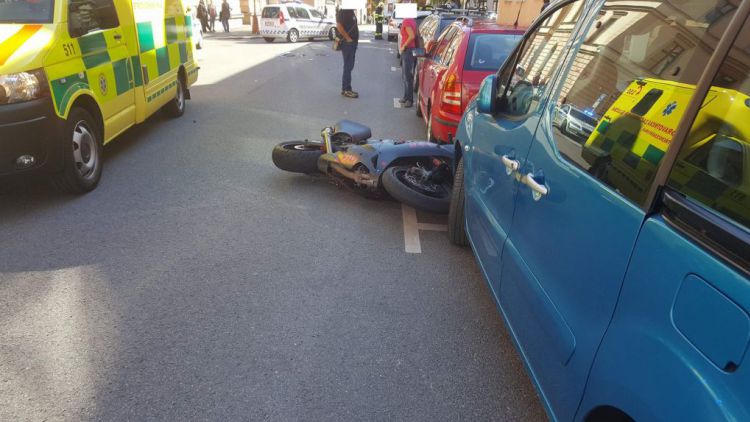 Právě teď: U Dopravního úřadu došlo ke srážce osobního vozu s motorkářem