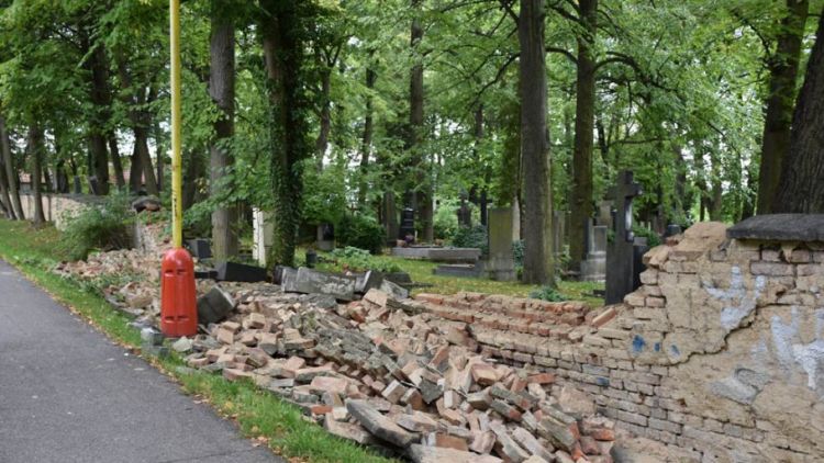 Hřbitovní zeď na Březových Horách se zřítila