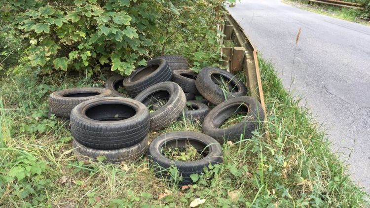 Neznámý vandal si nedaleko obce Bytíz udělal soukromou skládku pneumatik