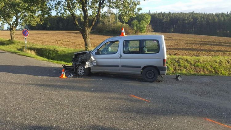 Aktuálně: U Jesenice došlo k dopravní nehodě dvou osobních vozidel s autobusem