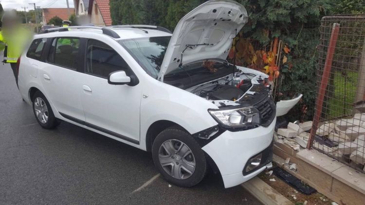 Právě teď: V Holšinách zdemoloval osobní vůz plot, řidiče odvezla sanitka