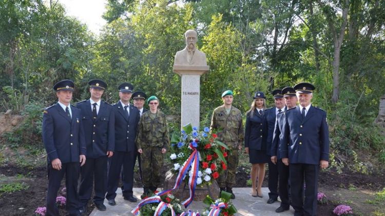 Pomník Masaryka v Bratkovicích se dočkal slavnostního obnovení