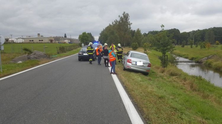 Nehoda tří vozidel uzavřela jízdní pruh u Březnice