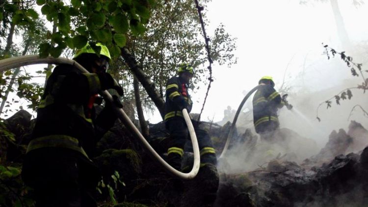 OBRAZEM: Nedělní požár lesa pod raketovou základnou v Brdech