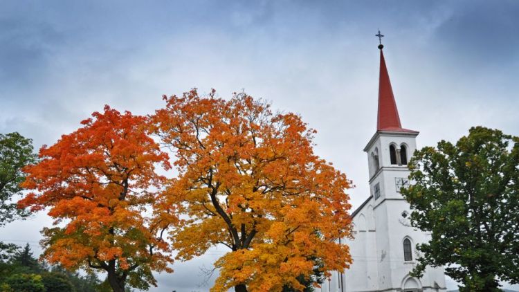 Bohutínský kostel nyní potkáte v barvách podzimu