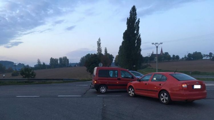 Aktuálně: U Milína došlo k nehodě dvou vozidel