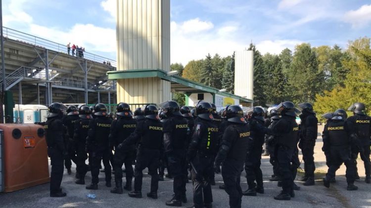 Stadion Na Litavce obsadili policisté i výtržníci