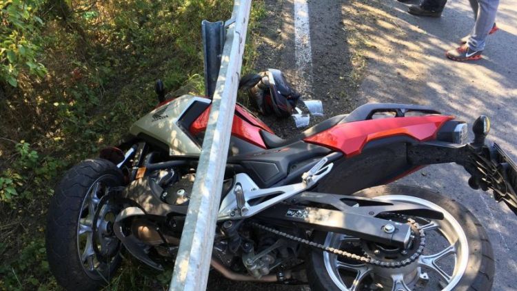 Aktuálně: U Třebska došlo ke střetu osobního vozu s motocyklem, po  300 metrech další nehoda