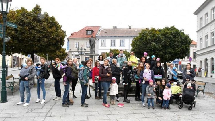 Pochodu Příbramí v rámci Mezinárodního týdne nošení dětí se historicky poprvé zúčastnil muž