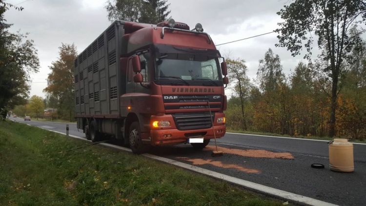 Technická závada nákladního vozu u Věšína blokuje jeden jízdní pruh