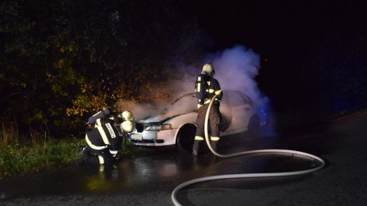 Auto odstavené u silnice na Dubně někdo úmyslně zapálil