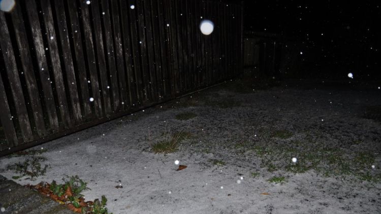 Předpověď meteorologů se vyplnila, na Příbramsku padají sněhové kroupy