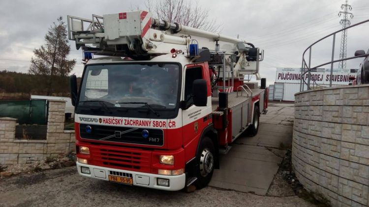 Právě teď: Požár sazí v komíně zaměstnává hasiče v autosalonu na Evropské ulici v Příbrami