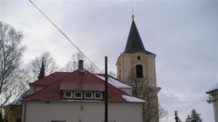 Biskup Václav Malý požehná zvonům ve Svatém Poli
