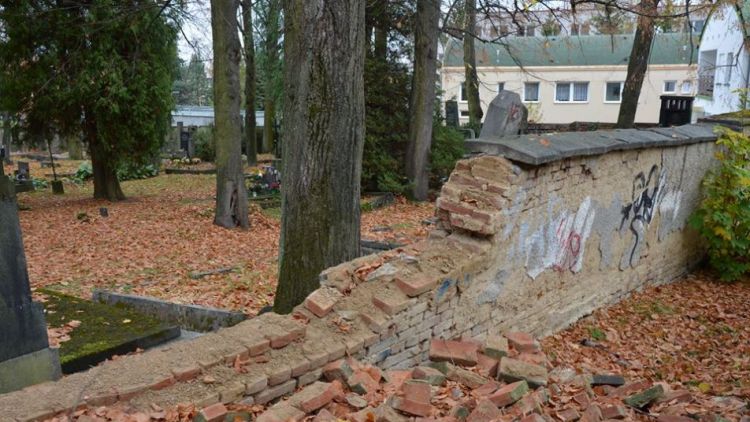 Zastupitelstvo schválilo dar 150 tisíc korun na opravu zídky březohorského hřbitova