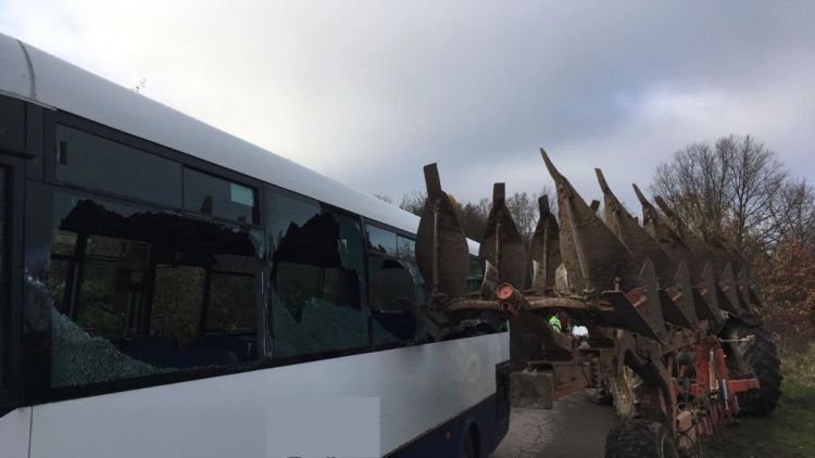 U Hořejan došlo k nehodě autobusu s traktorem