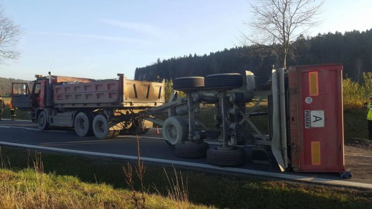 Právě teď: Hlavní tah na Sedlčany uzavřel převrácený vlek nákladního vozu