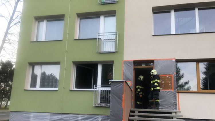 Požár bytu v panelovém domě povolal hasiče