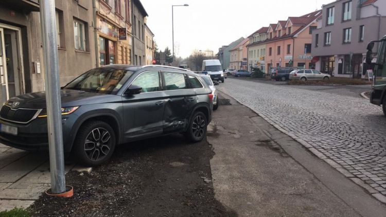 Právě teď: Srážka dvou aut v centru Dobříše