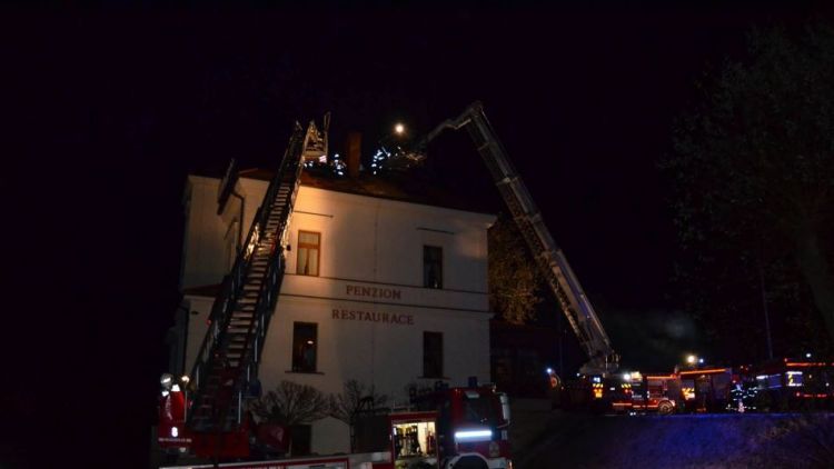 Právě teď: Požár restaurace zaměstnává šest jednotek hasičů