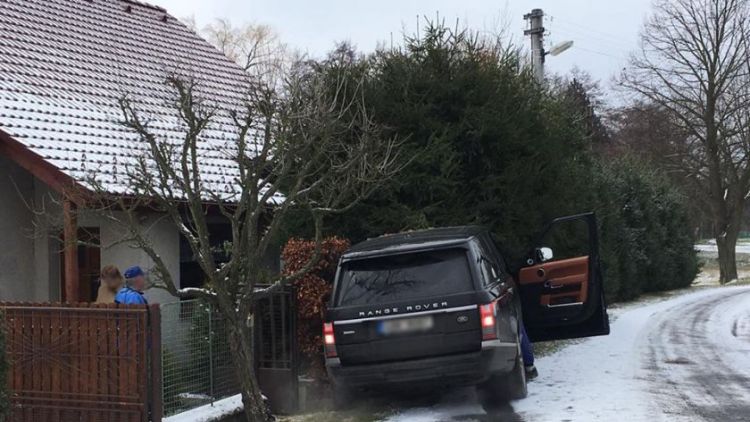 Právě teď: Řidička skončila ve stromě u rodinného domu